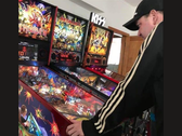 Kim Michael Dozier, flippersamlare från Nya Zeeland, spelar på en Iron Maiden-flipperspelare på Kimzone