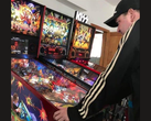 Kim Michael Dozier, flippersamlare från Nya Zeeland, spelar på en Iron Maiden-flipperspelare på Kimzone