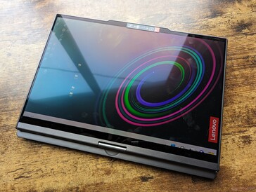 Laptop i stängt läge med OLED-panel på utsidan