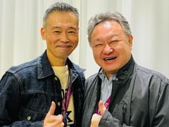 En bild av Shuhei Yoshida tillsammans med Keiji Inafune.