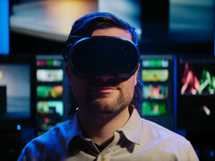 Bild på spelare som bär ett Valve Steam Frame VR-headset