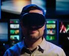 Bild på spelare som bär ett Valve Steam Frame VR-headset
