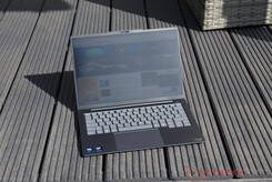Lenovo ThinkBook 14x vid utomhusbruk i soligt väder
