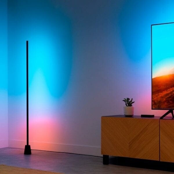 Golvlampan WiZ gradient (säljs separat) fungerar också med HDMI sync-boxen. (Bildkälla: WiZ)