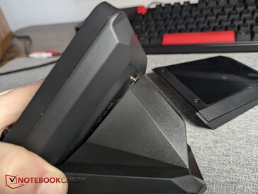 Anslut XLR-dockan till USB-C-porten och dra sedan åt skruvarna