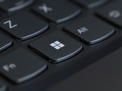 Närbild av Windows-tangenten på en bärbar dators svarta tangentbord