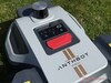 Styrenheten på ovansidan av robotgräsklipparen