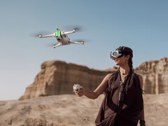 Antigravity A1 flygs med sin Grip Controller och Vision-glasögon. (Bildkälla: Insta360)