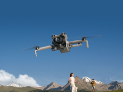 DJI Mini 5 Pro (bilden) har framåtriktad LiDAR, fisheye-kameror, binokulära sensorer och en infraröd sensor på undersidan. (Bildkälla:DJI)