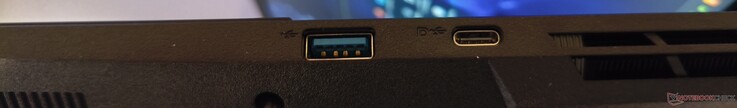 Höger sida: USB-A 3.1 Gen2, USB-C 3.2 Gen2 (inkl. DisplayPort 1.4)