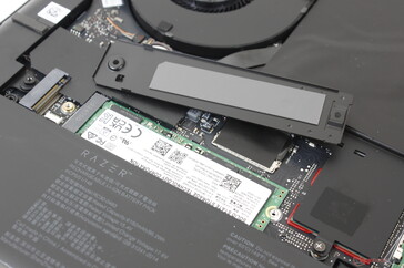 Värmespridaren avlägsnas för att avslöja den primära M.2 PCIe4 x4-platsen och SSD:n
