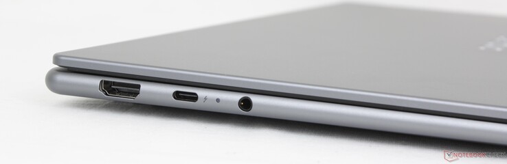 Vänster: HDMI 2.1 (4K@60), USB-C 4.0 Thunderbolt 4 med Power Delivery 3.1 + DisplayPort 2.1, 3,5 mm headset