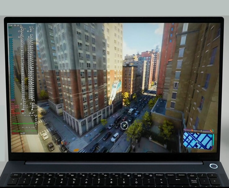 Bärbar dator AIM MAX+ som kör Spider-Man 2 på Bazzite med detaljerad statistik över systemprestanda inklusive CPU, GPU och RAM-användning som visas på skärmen. (Bildkälla: ETA PRIME)