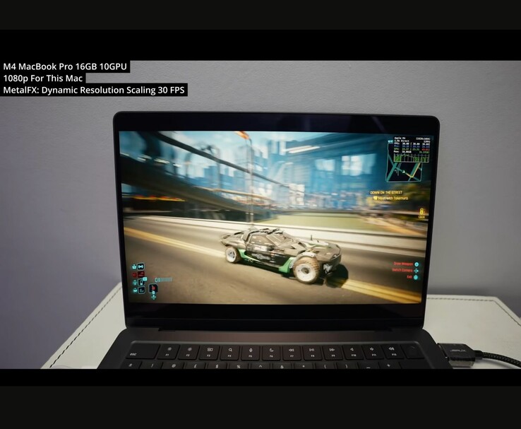 Cyberpunk 2077 körs på en M4 MacBook Pro (16 GB, 10-kärnig GPU) vid 1080p med MetalFX Dynamic Resolution Scaling. Spelet håller en stabil 30 FPS i denna konfiguration, enligt Andrew Tsais test. (Bildkälla: Andrew Tsai / YouTube)