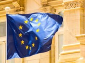 EU-flaggan vajar framför en historisk byggnad