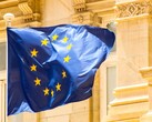 EU-flaggan vajar framför en historisk byggnad