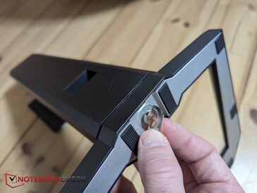 Säkra med hjälp av den integrerade tumskruven