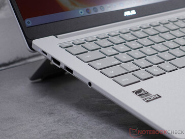 USB-C (5 GB/s, DP och PD), HDMI, USB-A, 3,5 mm headset