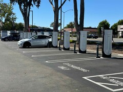 En Tesla Supercharger-station på bilden. 60% av alla inspekterade stationer var Teslas (Bildkälla: Tesla Charging via X)