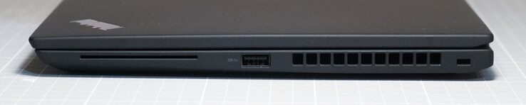 Höger sida: Läsare för smartkort, USB Type-A 3.2 Gen 1, Kensington-låsfält