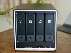 Ugreen NASync DXP4800 GT har ett nytt chassi i svart och guld