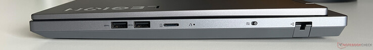 Höger: 2x USB-A 3.2 Gen 1 (5 Gbit/s), microSD-kortläsare, webbkamera eShutter, Gigabit Ethernet