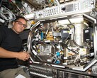 NASA-astronauten Joe Acaba installerar utrustning för att testa kontroll av trycket i kryogena bränsletankar (Bildkälla: NASA; beskuren)