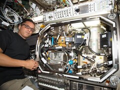 NASA-astronauten Joe Acaba installerar utrustning för att testa kontroll av trycket i kryogena bränsletankar (Bildkälla: NASA; beskuren)