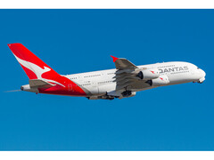Ett fotografi av ett Qantas-flygplan som flyger i en djupblå himmel. (Bild: Vismay Bhadra/Wikimedia Commons)