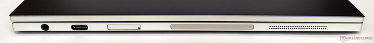 Vänster: 3.5 mm hörlursanslutning, 1x USB Typ C 3.0 (Fungerar också för strömförsörjning), microSD-kortplats