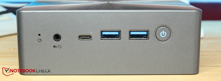 Framsida: Hörlurar, USB-C, 2x USB-A