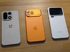 OnePlus 15, iPhone 17 Pro Max och Xiaomi 17 Pro Max sida vid sida visar bakre kameror. (Bildkälla: TechDroider via YouTube)