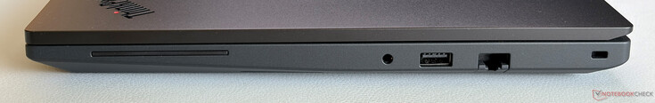 Höger: 3,5 mm stereojack, USB-A 3.2 Gen.1 (5 Gbps), Gigabit-Ethernet, Kensington Nano Security Lock