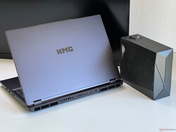 XMG Neo 16 E25 med Oasis vattenkylning. (Bildkälla: Notebookcheck)