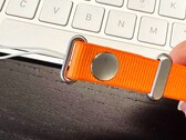 Apple ryktas lansera en ovanlig crossbody-rem för iPhone 17 (Bildkälla: SonnyDickson)