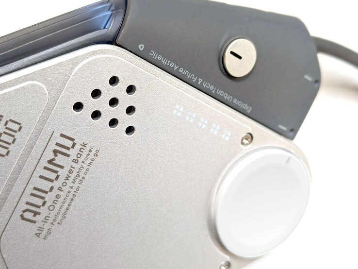 Strömknapp, LED-lampor som visar batterinivån och ventilationshål på framsidan.