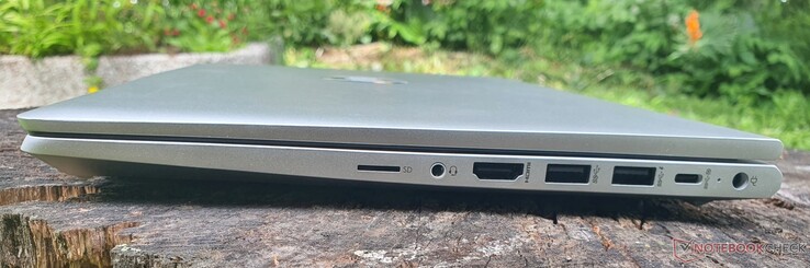 Höger: µSD, 3,5 mm ljuduttag, HDMI 1.4b, USB-A 3.2 Gen 1 (5 Gb/s), USB-C 10 Gb/s med Power Delivery och DisplayPort 1.4, strömförsörjning