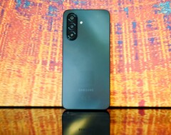 Samsung har inte lagt ner mycket arbete på designen av baksidan. Men Galaxy A17 4G imponerar verkligen på andra områden. (Bildkälla: Notebookcheck)