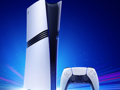 Sony PlayStation 5 Pro med en DualSense-kontroll