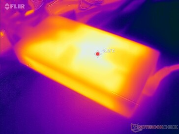 AC-adaptern når över 42 C vid krävande belastningar