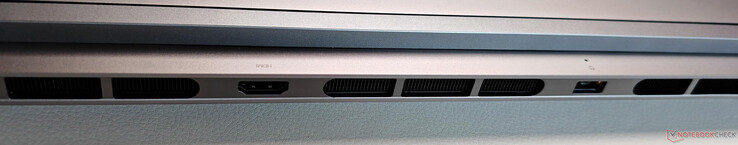 Baksida: HDMI 2.1, strömförsörjning