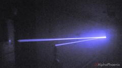 Lasern studsar fram och tillbaka (Bildkälla: AlphaPhoenix; skärmdump)