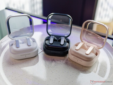 Färgerna matt svart och vit bredvid det exklusiva färgalternativet rosa