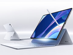 MagicPad 3 Pro 12.3 kostar från cirka 586 USD i Kina. På bilden syns surfplattan med pekpenna och foliofodral för tangentbord.