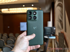 Edge 70 Plus drivs av Snapdragon 7s Gen 3. På bilden: telefonen i färgvarianten Mountain View.