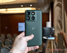 Edge 70 Plus drivs av Snapdragon 7s Gen 3. På bilden: telefonen i färgvarianten Mountain View.
