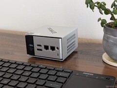 M8 har GMK:s nyare chassidesign men med en äldre AMD-processor för att hålla priserna nere (Bildkälla: Notebookcheck)