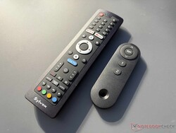 Till vänster, fjärrkontrollen till smart-tv:n; till höger, den till tv-lyften i sideboarden.