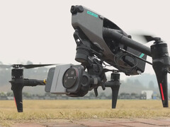 Xiaomi gick lite utöver det vanliga med videoprovet. På bilden: Xiaomi 17 Ultra kopplad till en drönare. (Bildkälla: Xiaomi)