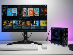 Stationär PC med ramverk som kör Bazzite OS ansluten till en skärm som visar ett Steam-spelgränssnitt, vilket liknar en konsolinstallation. (ETA PRIME)